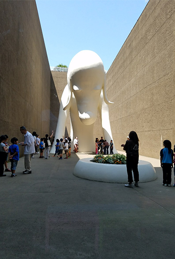 아오모리현) 나라 요시모토의 대형견과 초여름의 신록 - 여름 | 일본 동북지방에 오신 것을 환영합니다