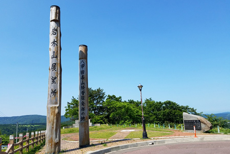 아오모리현) 나라 요시모토의 대형견과 초여름의 신록 - 여름 | 일본 동북지방에 오신 것을 환영합니다