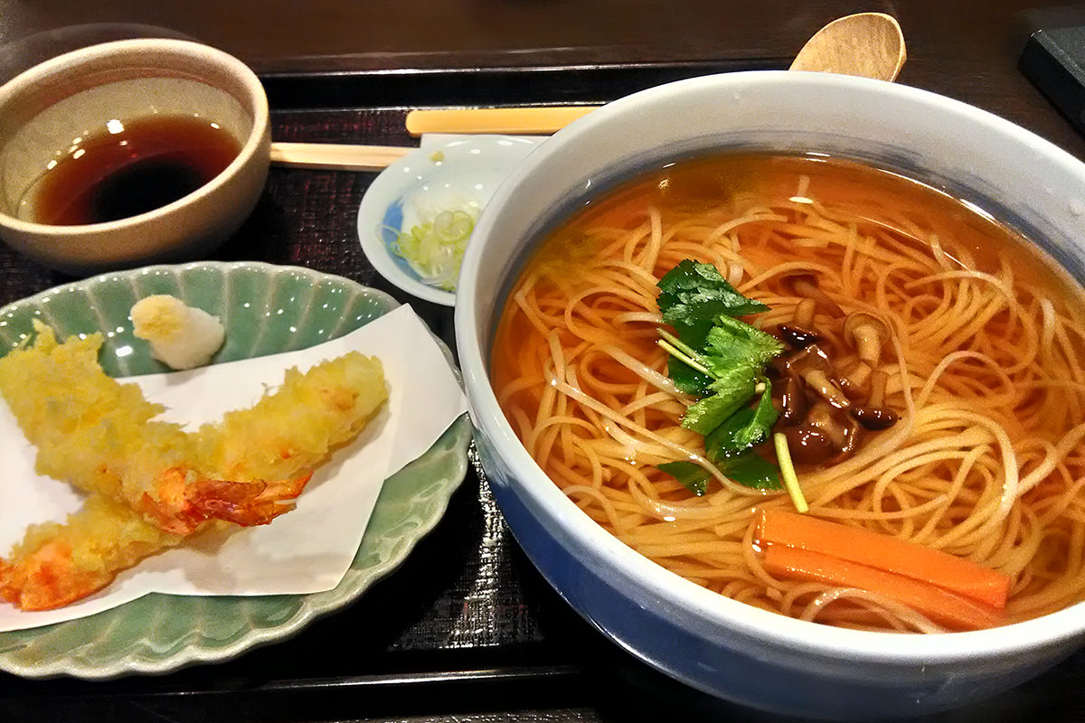 아키타만의 독특한 먹거리- 이나니와 우동 - 겨울 | 일본 동북지방에 오신 것을 환영합니다